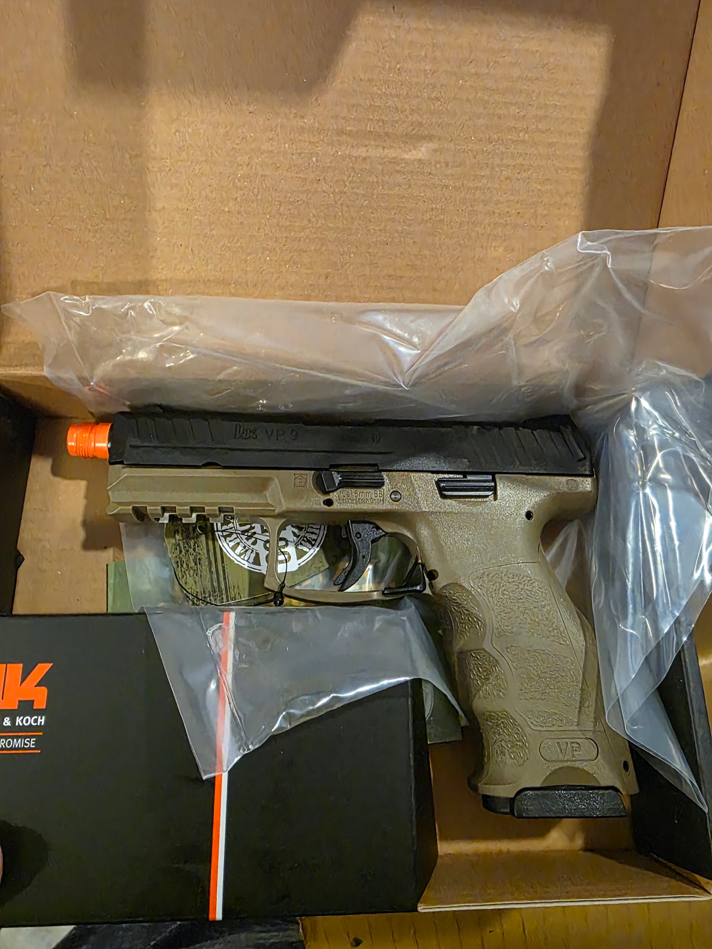 Used UMAREX / H&K Licensed VP9 Striker Fired Full Size Airsoft GBB Pistol (Color: Black / Flat Dark Earth)