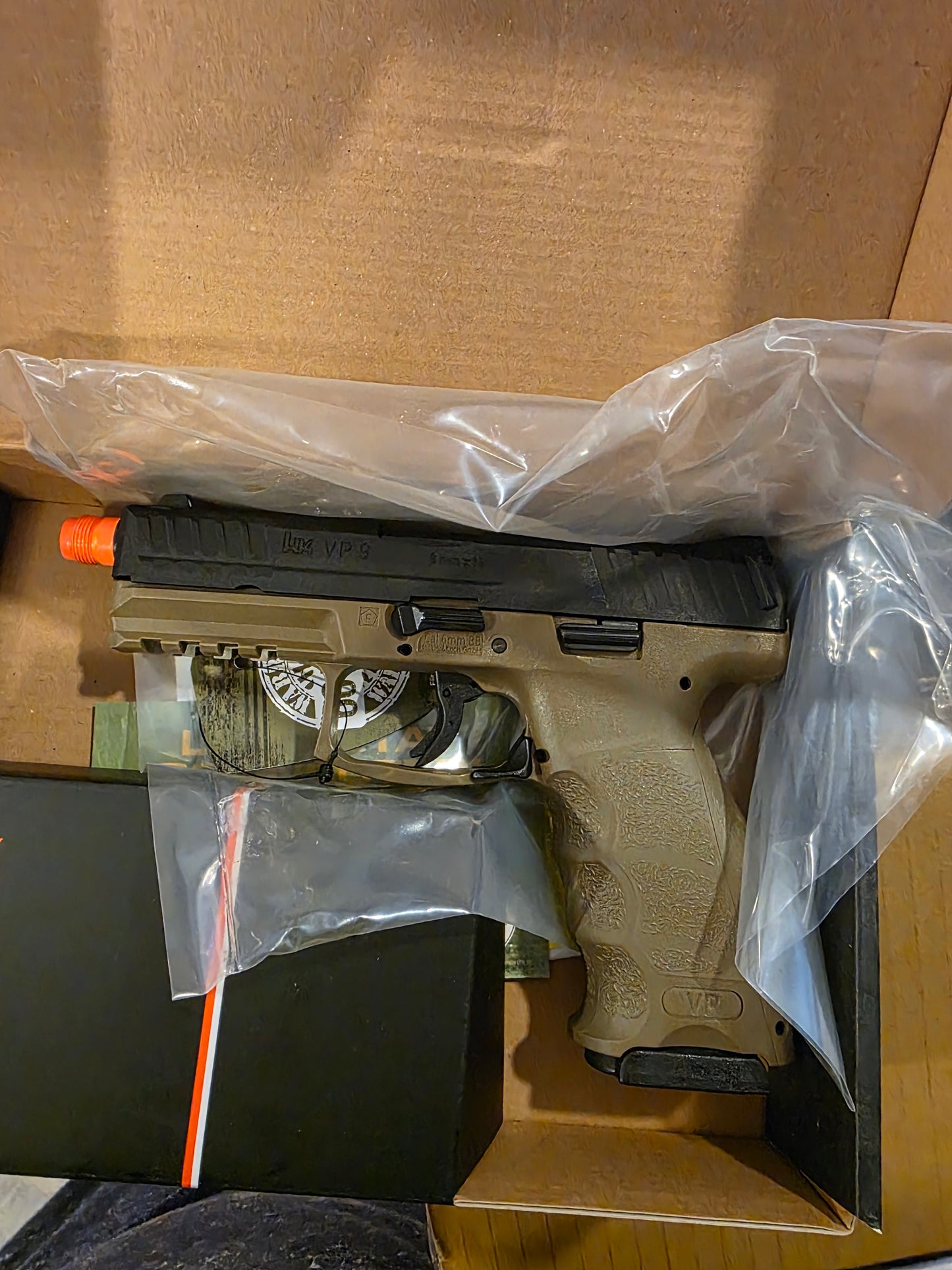 Used UMAREX / H&K Licensed VP9 Striker Fired Full Size Airsoft GBB Pistol (Color: Black / Flat Dark Earth)